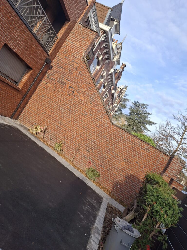 Mur en brique rejointoyé et allée nettoyée