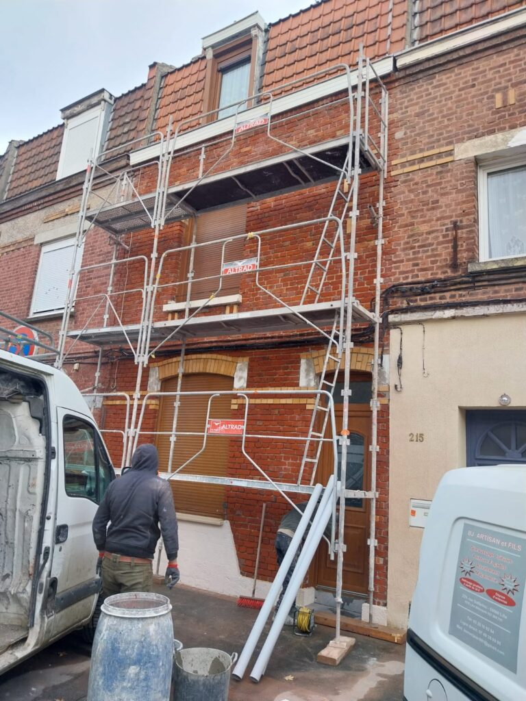 Échafaudage et camion BJ pour un chantier de ravalement de façade dans le Nord