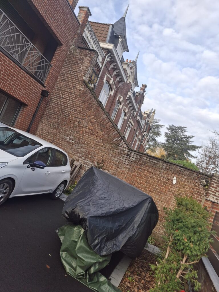 Façade en brique encrassée avant sablage et ravalement