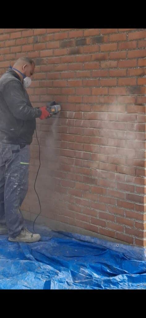 Façadier BJ Sablage en plein sablage d'un mur en brique à Lille