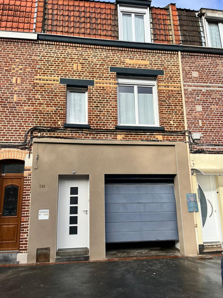 Façade de maison de ville rénovée par BJ Sablage Renov Bât